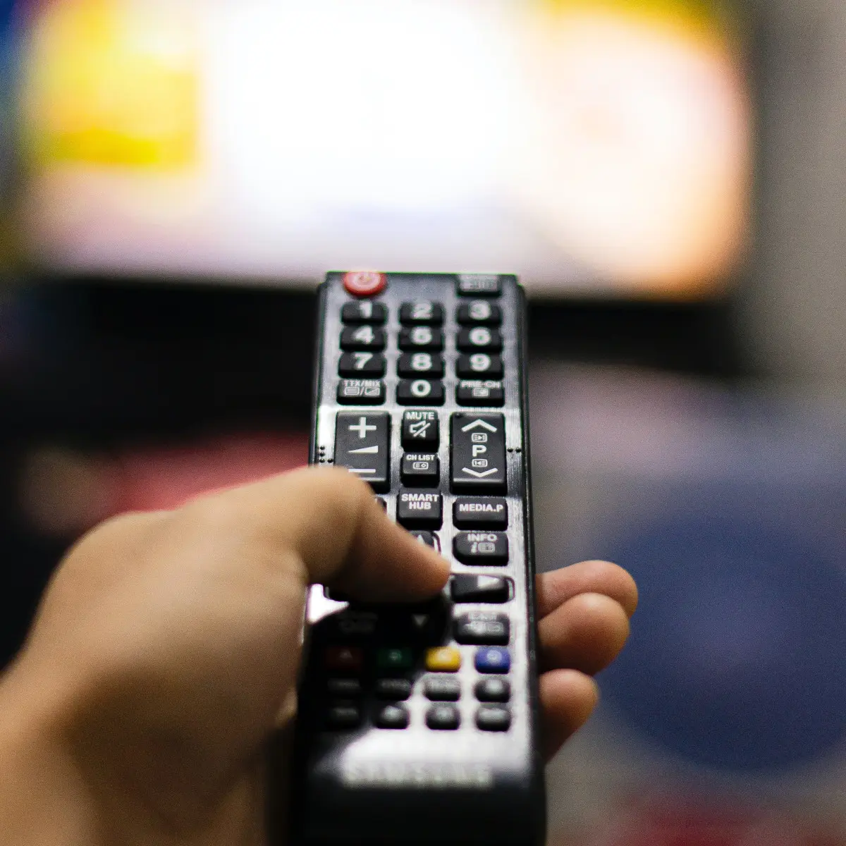 TV-Streaming – Fernbedienung und Fernseher